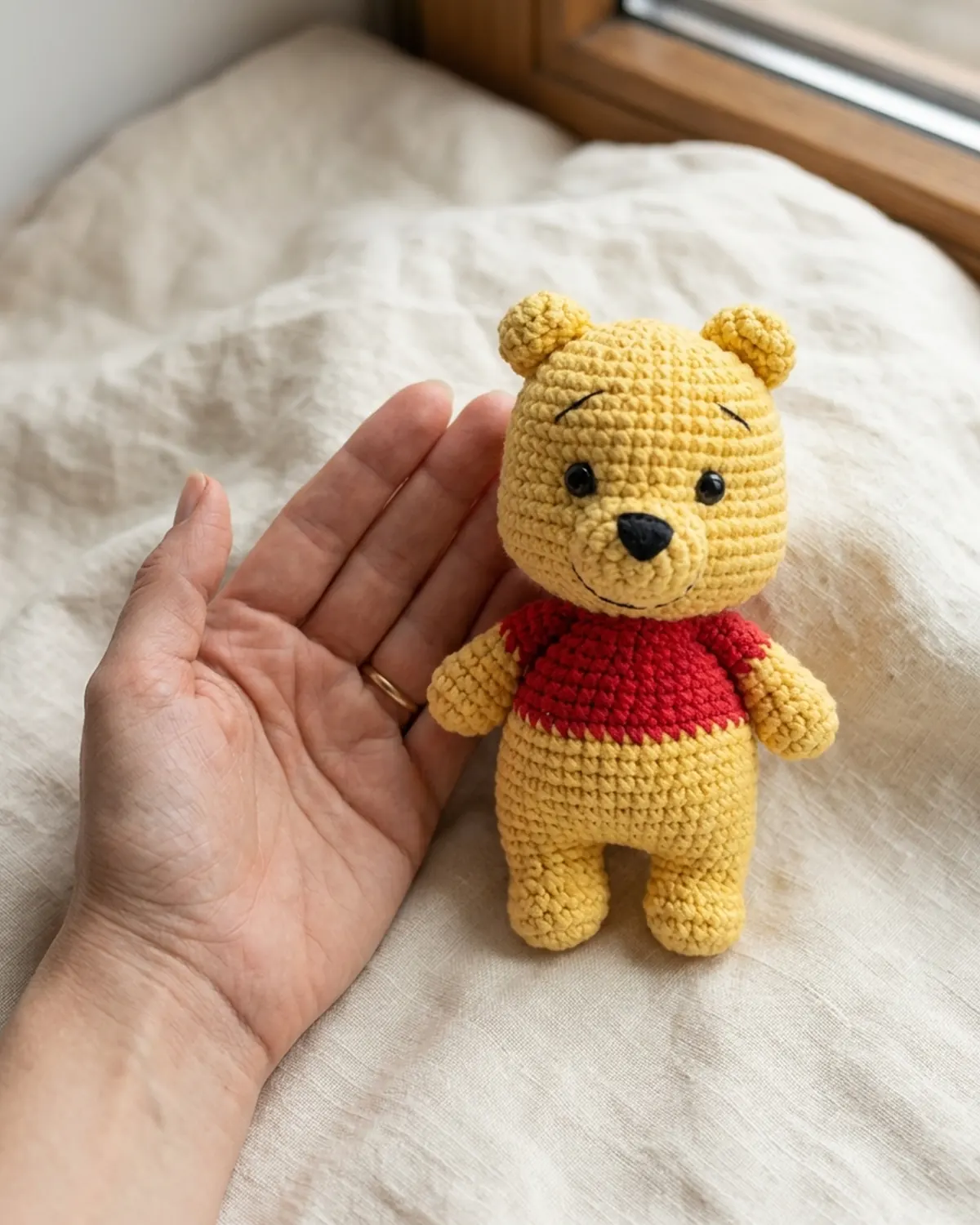 Kích thước Pooh thú len handmade cao khoảng 11 cm - Hình 3