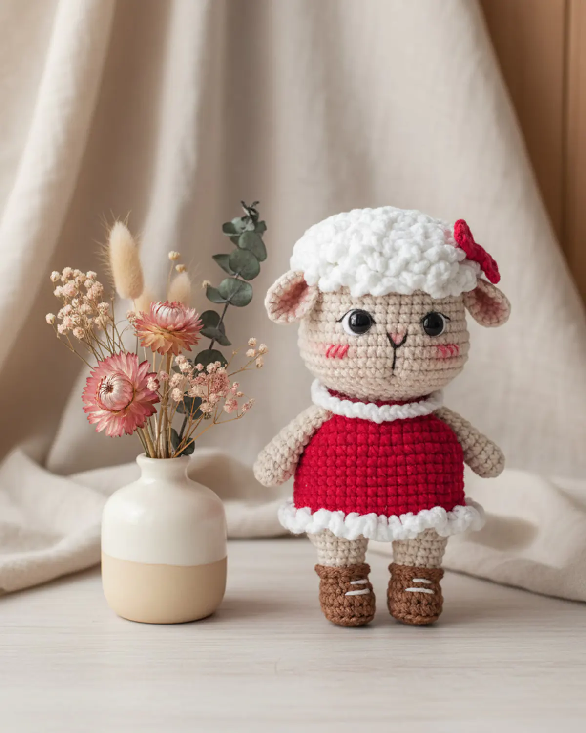 Rosie cừu móc len đeo nơ hồng mặc váy đỏ bên lọ hoa khô trang trí - Hình 2